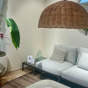 Salón de Estética Mediterránea con Mobiliario Natural y Suelo de Barro