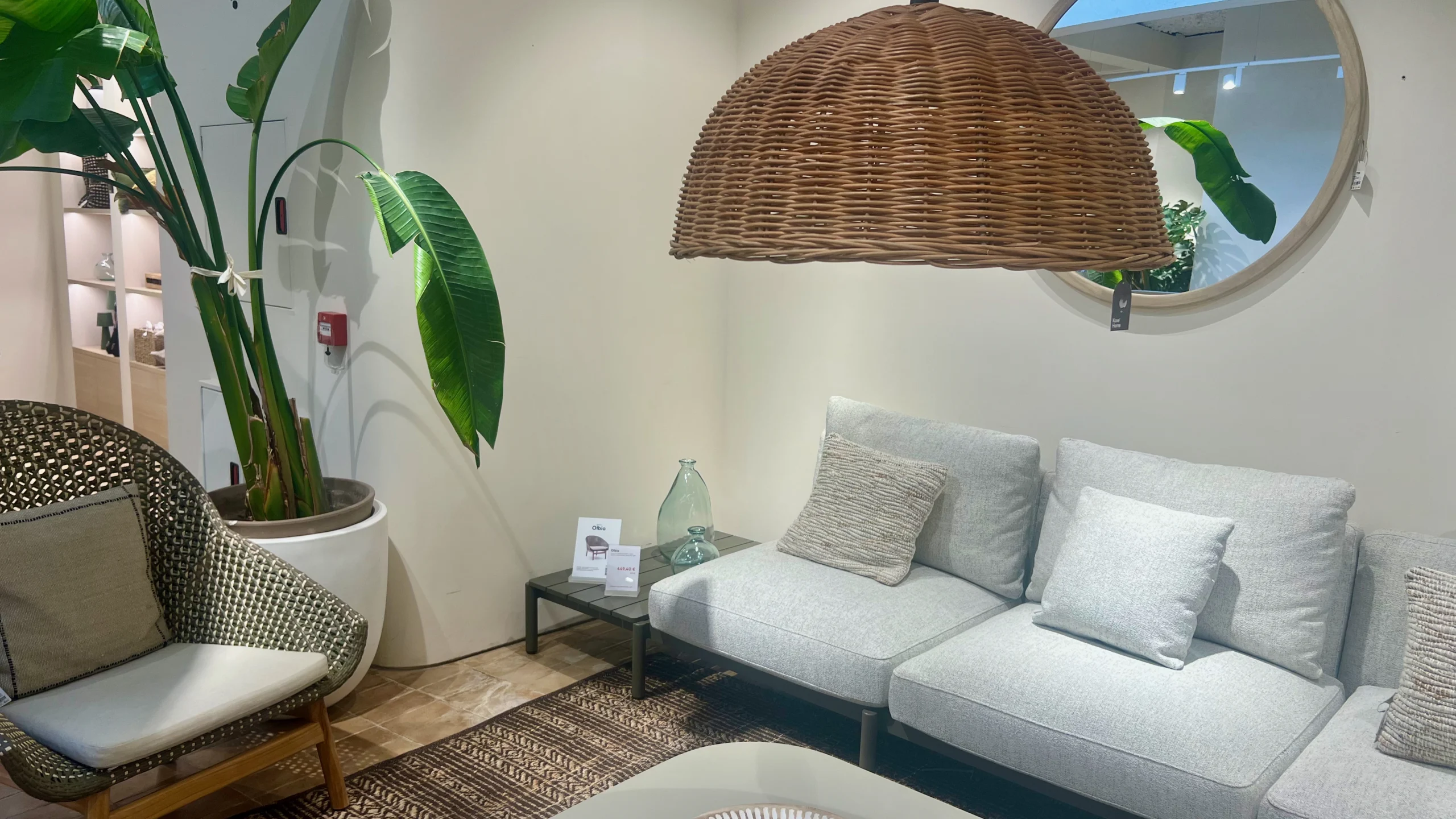 Salón de Estética Mediterránea con Mobiliario Natural y Suelo de Barro