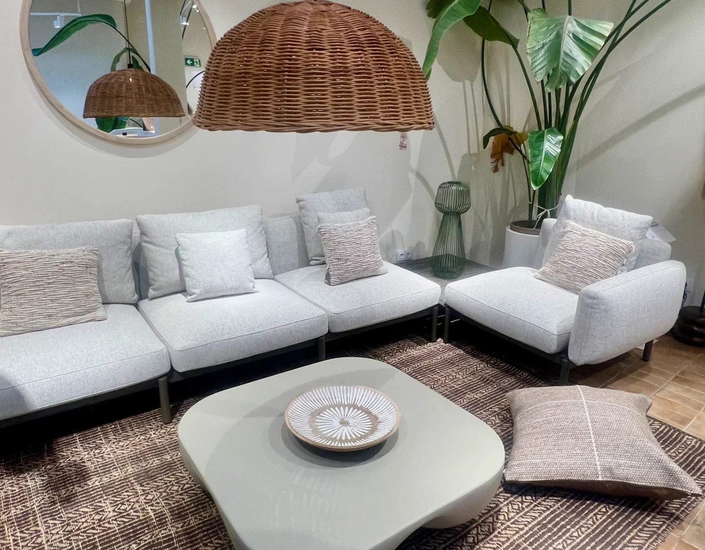 Salón Japandi con Lámpara de Mimbre y Mesa de Centro Orgánica