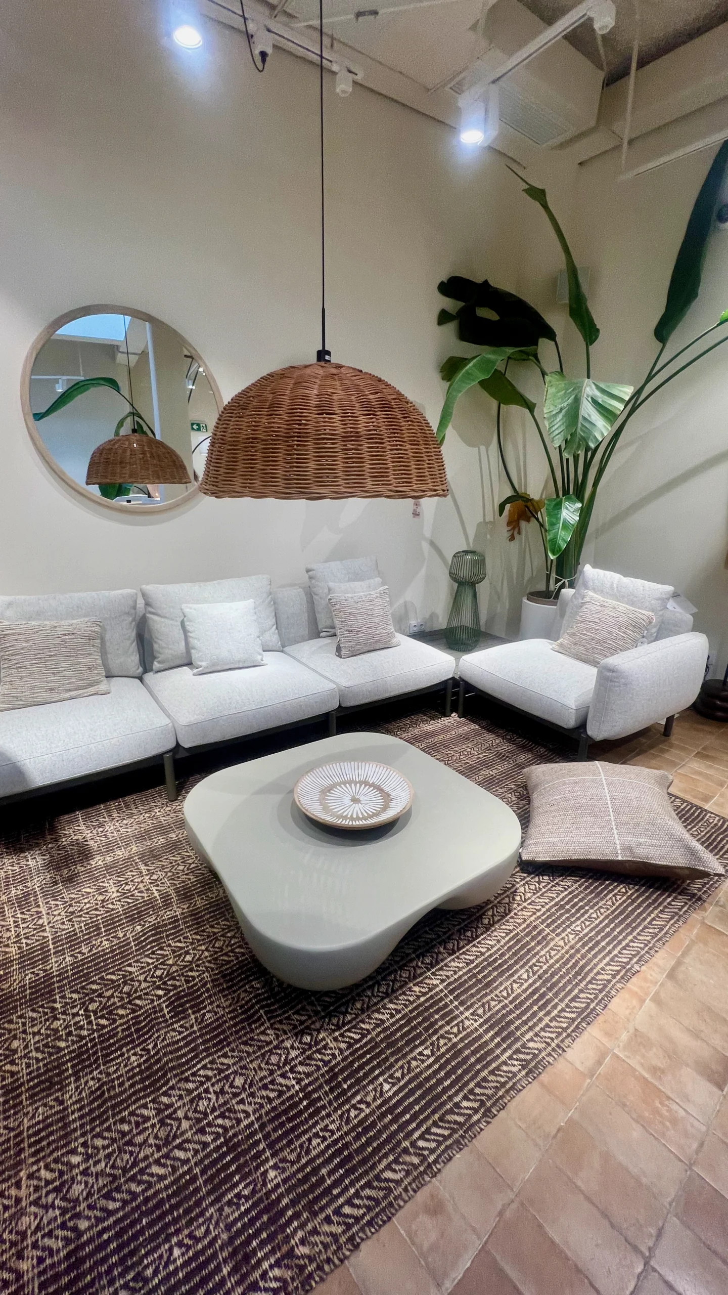 Salón Japandi con Lámpara de Mimbre y Mesa de Centro Orgánica