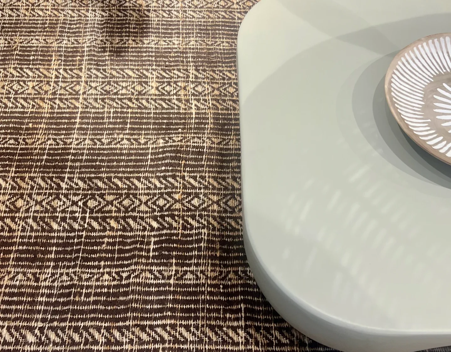 Detalle de Texturas en Salón Japandi: Mesa Orgánica y Alfombra de Fibra