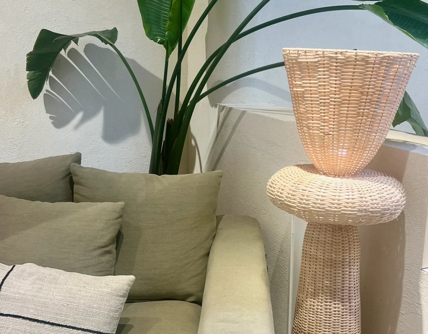 Rincón de Estar Biofílico con Pedestal de Mimbre y Sofá de Lino