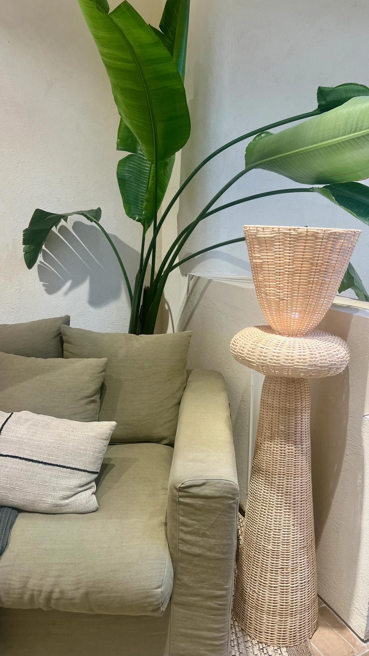 Rincón de Estar Biofílico con Pedestal de Mimbre y Sofá de Lino