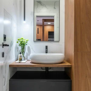 Baño con Mármol Blanco, Mueble Negro y Madera
