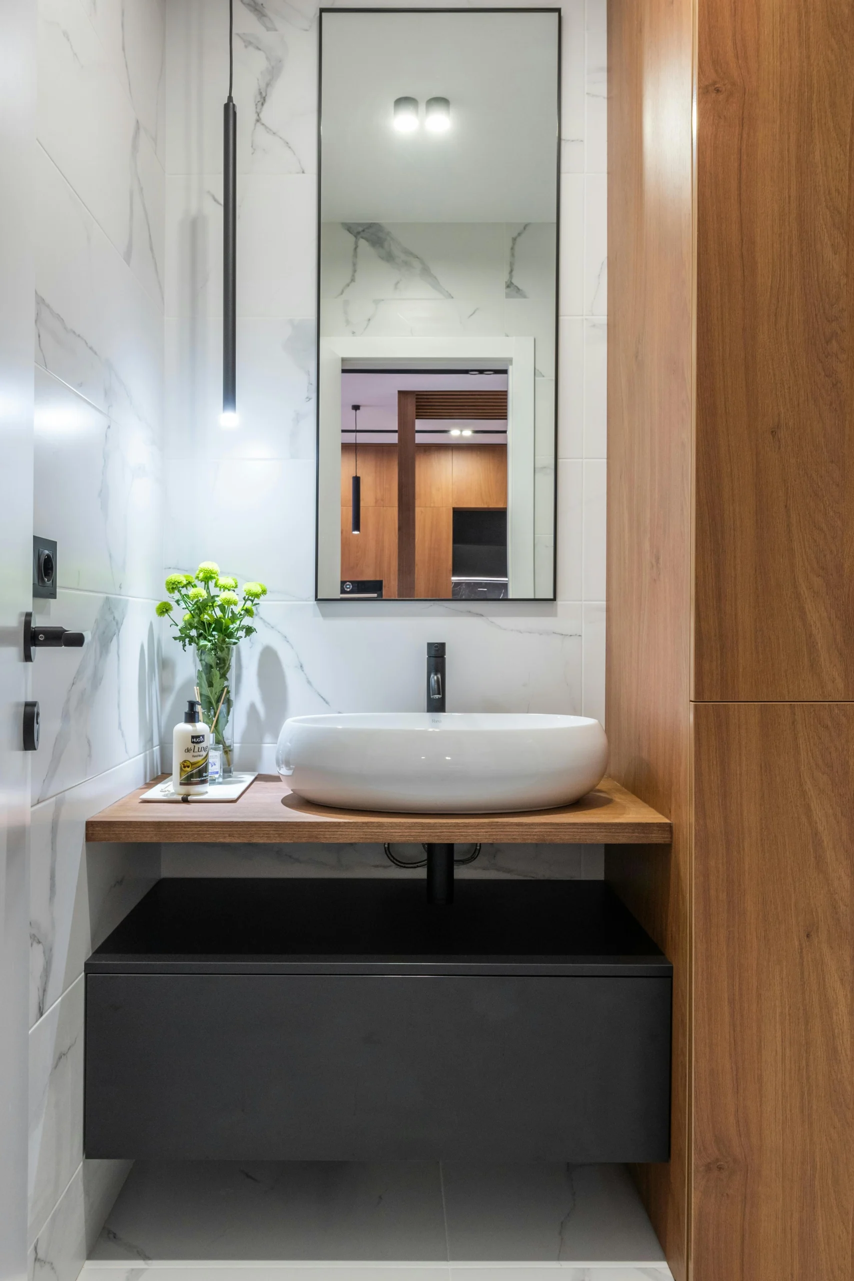 Tendencias para Diseñar Baños en 2026 Baño con Mármol Blanco, Mueble Negro y Madera