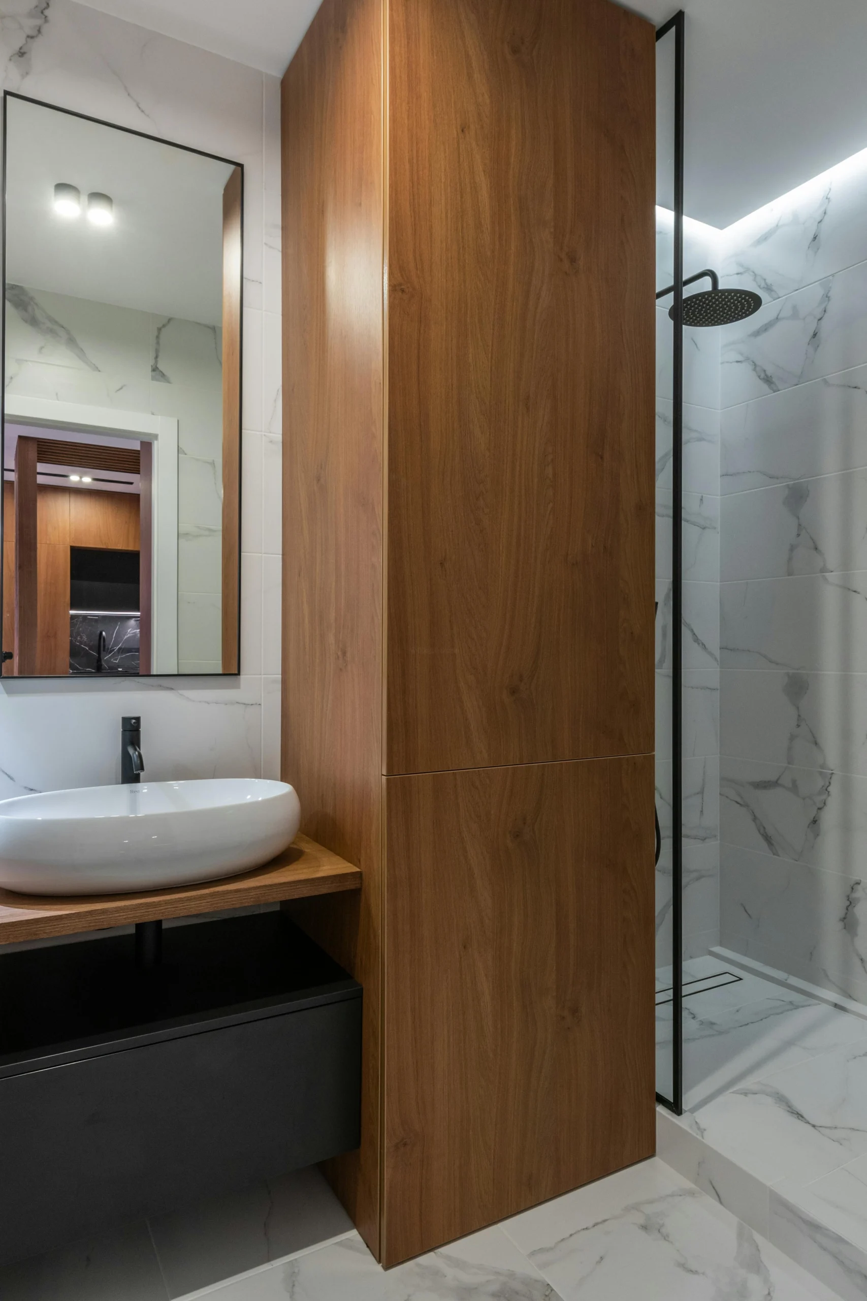 Baño con Mármol Blanco, Mueble Negro y Madera