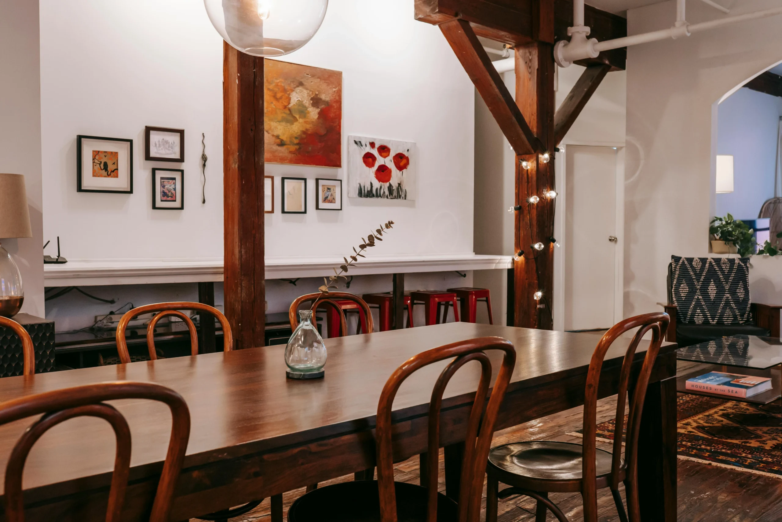 Comedor Loft con Vigas de Madera y Arte