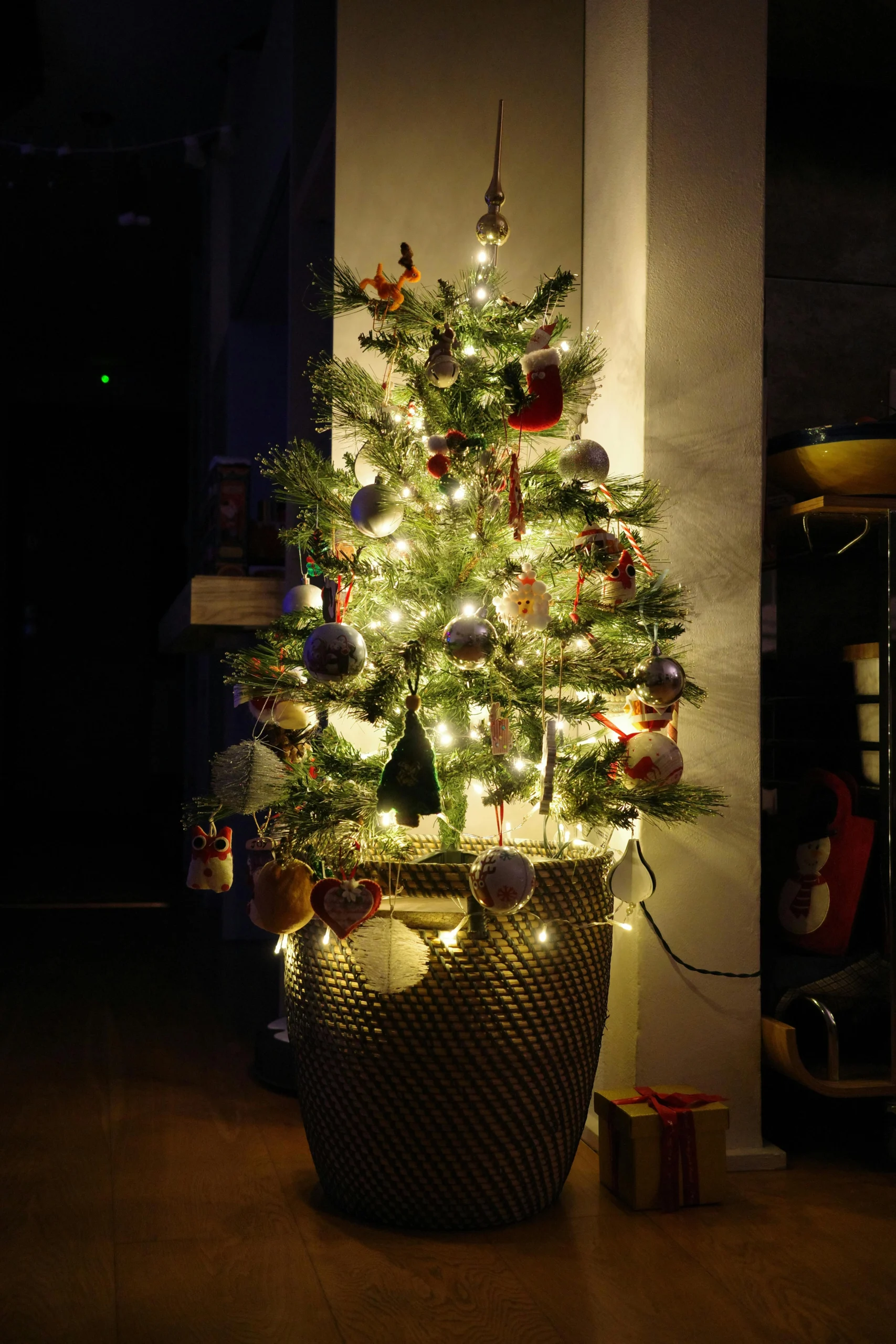 Árbol Navideño en Cesta de Fibra y Luz