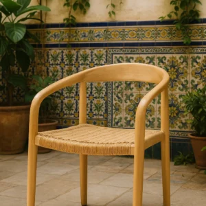 Sevilla.Dikigai Magazine001 Silla de Madera Clara en Patio Andaluza