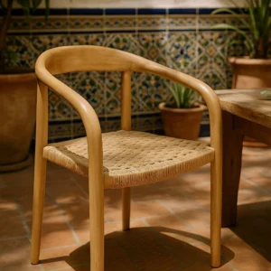 Sevilla.Dikigai Magazine002 Silla de Madera Clara en Patio Andaluza
