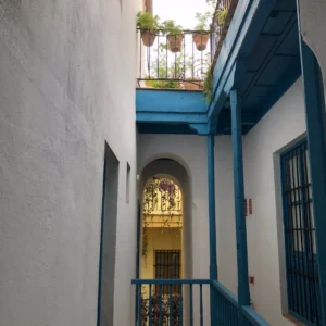 Sevilla.Dikigai Magazine005 Patio Interior Andaluz con Balcones Azules