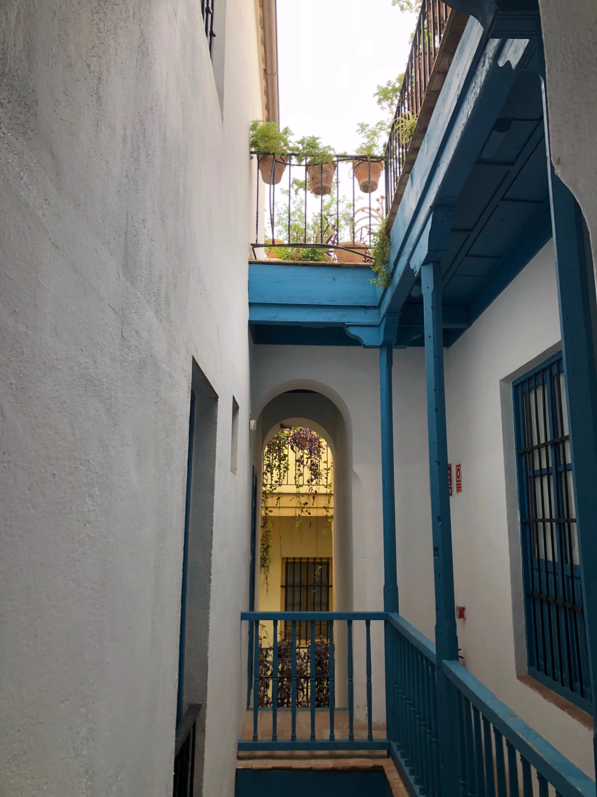 Patio Interior Andaluz con Balcones Azules